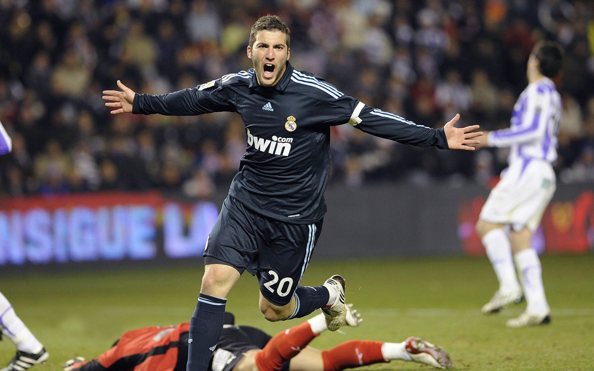 “东安湖体育公园:铁人三项赛场成全球选手的挑战之地”