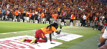 米兰官方网站-世界室内五人制足球赛中国队晋级八强，世界室内足球五人制比赛历届冠军