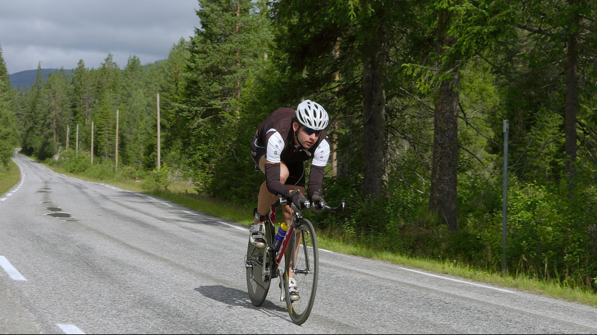 地铁站台快走挑战 乘客在安全区域完成指定往返距离